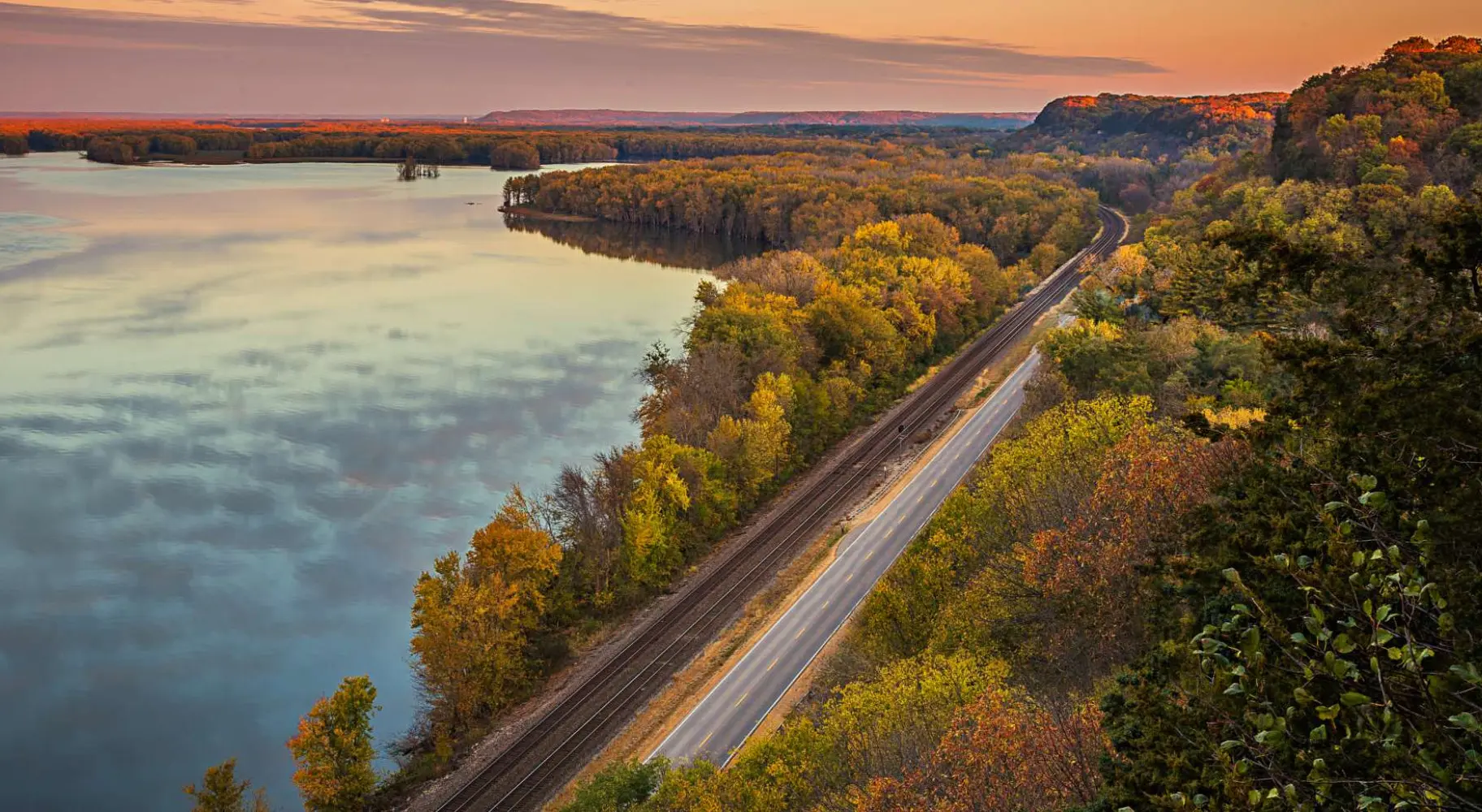 Una carretera y un río