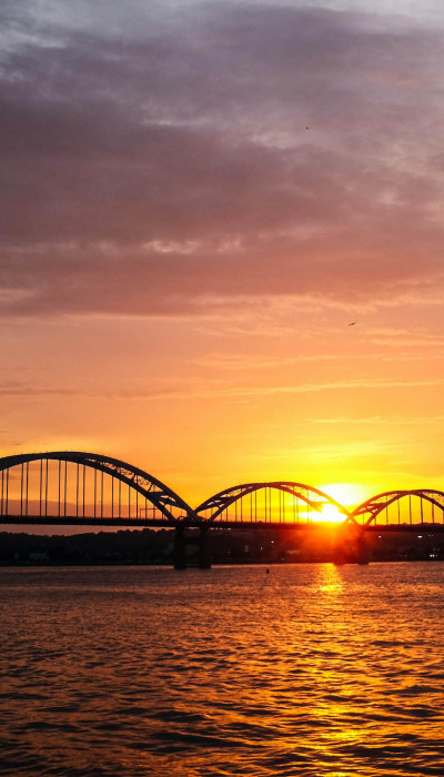 Puesta de sol sobre el río con puente