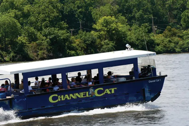 Un barco con mucha gente circulando por el río