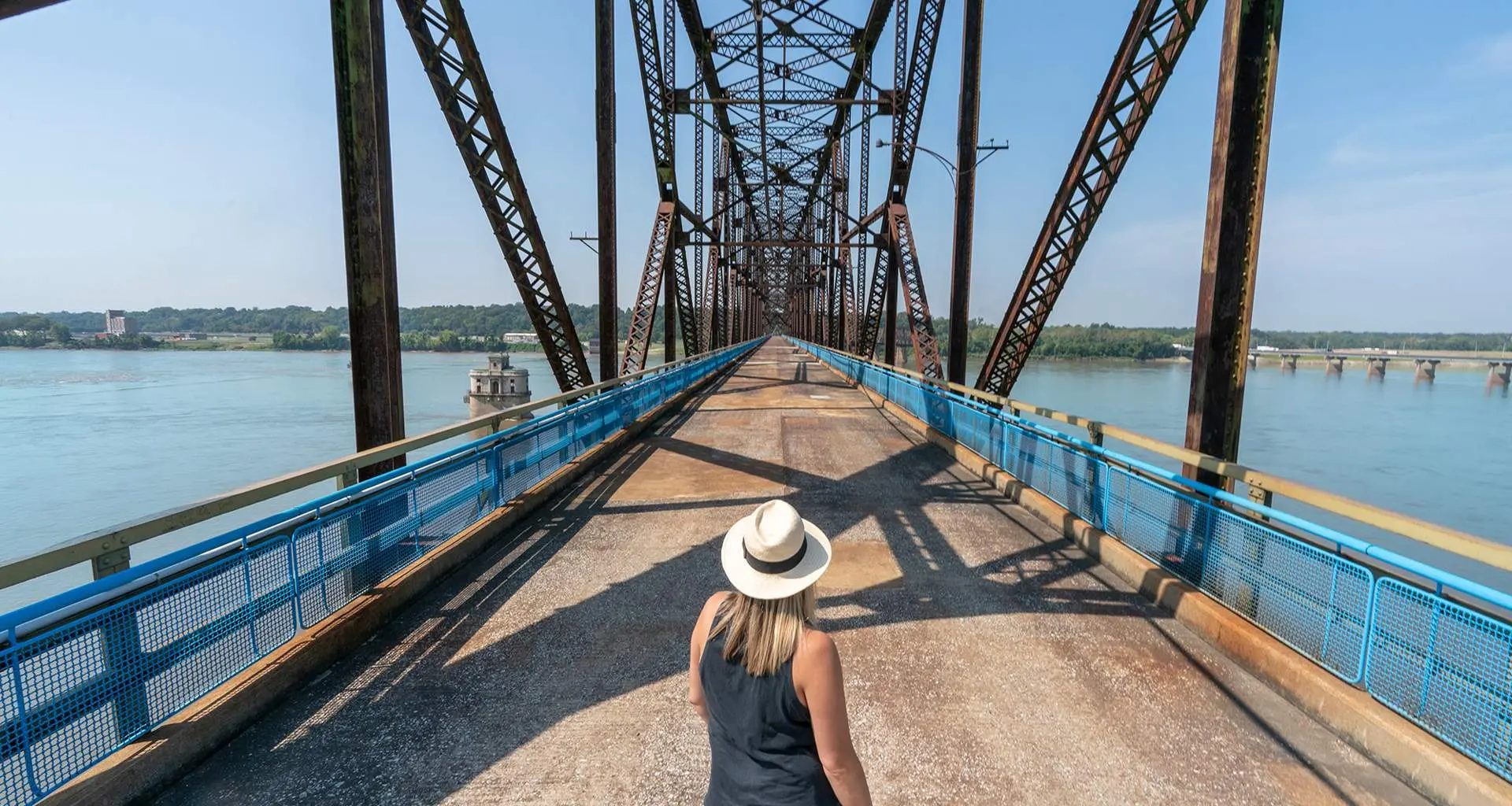 Mujer mirando el puente Chain of Rocks.