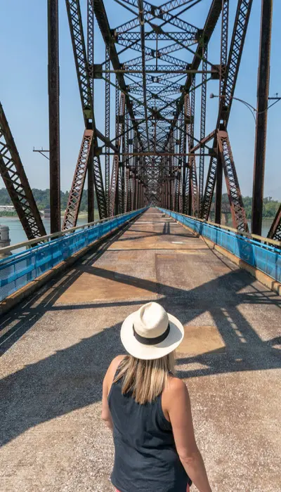 Mujer mirando el puente Chain of Rocks.