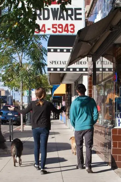 Gente paseando a sus perros por Clark Street, Andersonville