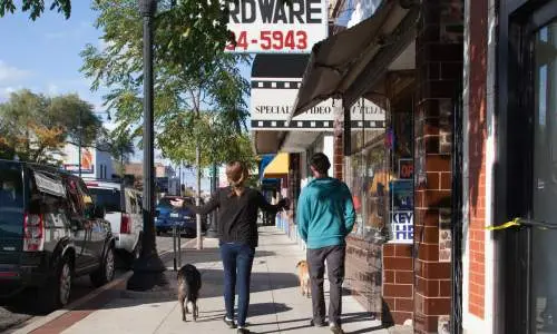 Gente paseando a sus perros por Clark Street, Andersonville
