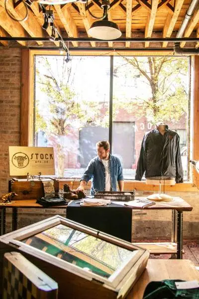 Interior de una tienda de ropa para hombre