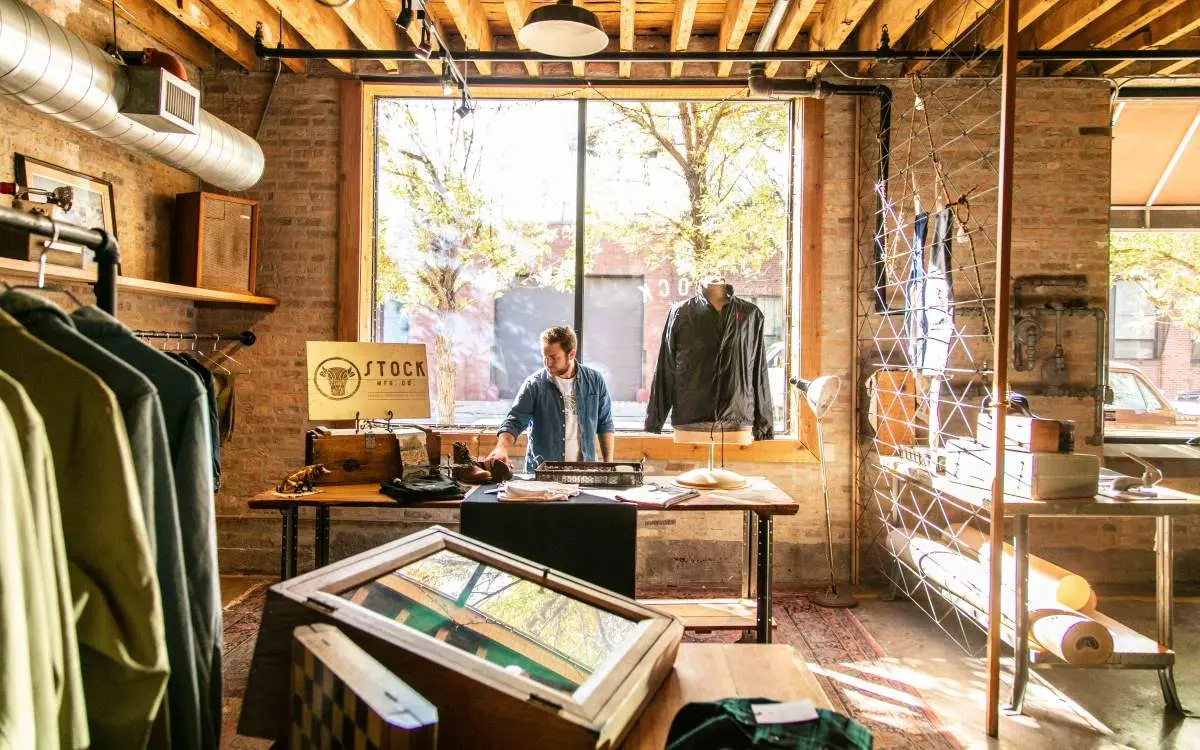 Interior de una tienda de ropa para hombre