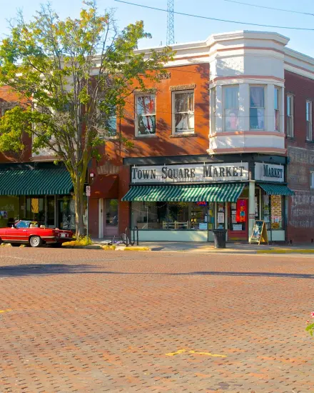Una tienda en la esquina de una calle
