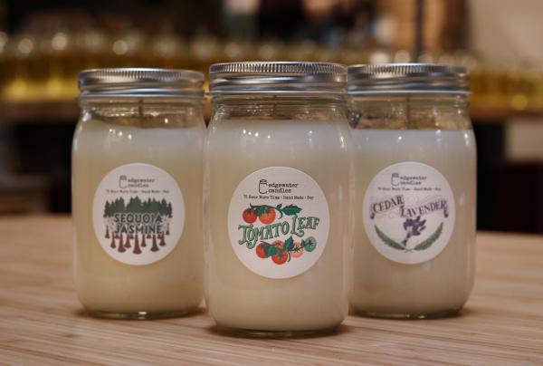 Tres velas en tarros sobre una mesa