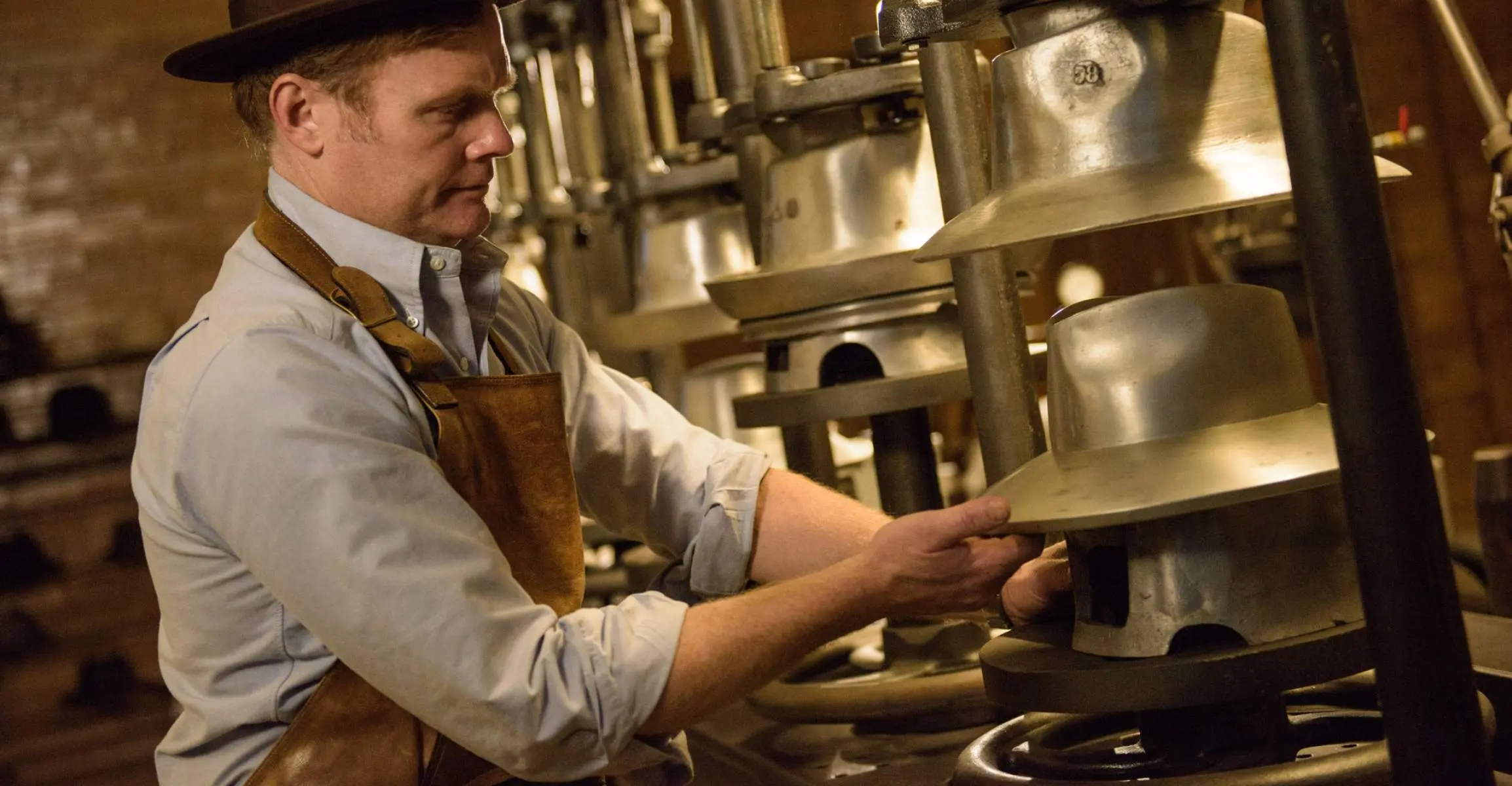 Un hombre haciendo sombreros
