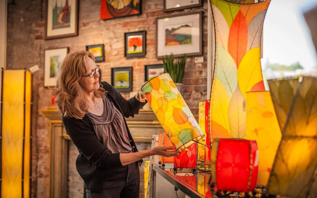 Una mujer compra farolillos en la galería Curtis Frame Back Alley de Libertyville.