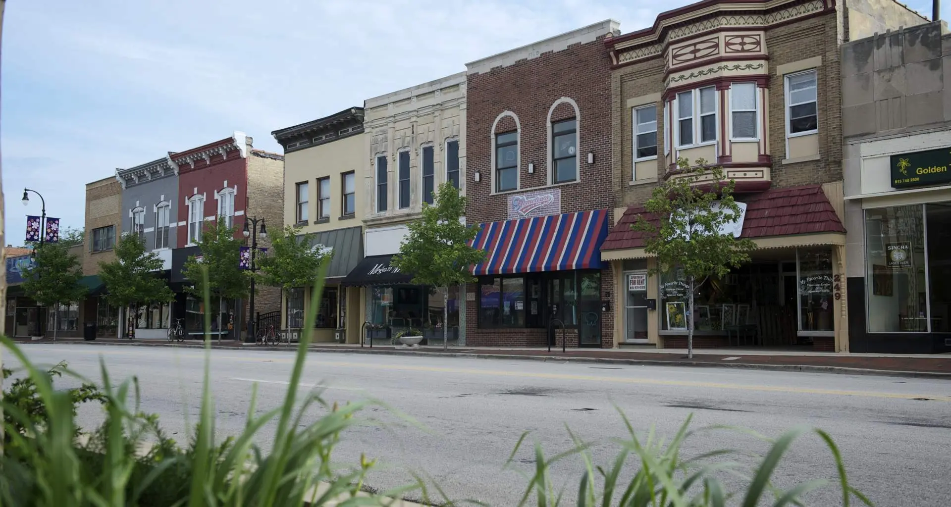 Línea de escaparates en una calle principal del centro de DeKalb