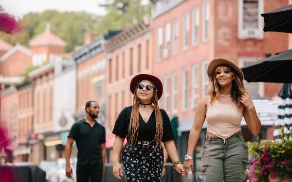 Dos mujeres caminando por la calle principal de Galena, con edificios de ladrillo al fondo