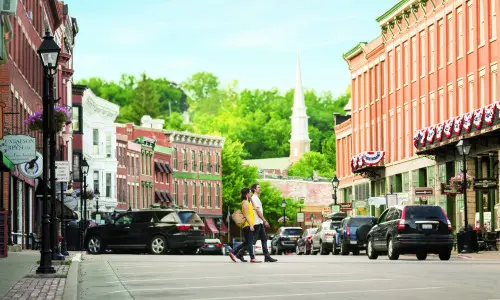 Gente caminando por la calle en la ciudad