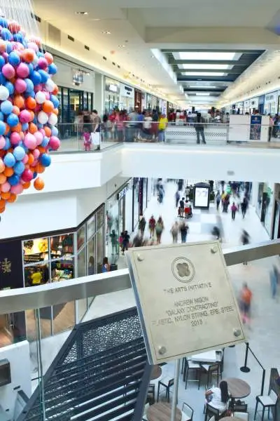 Vista de las tiendas y los compradores desde un nivel superior de Fashion Outlets of Chicago