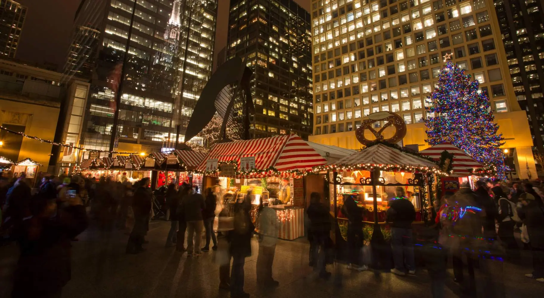 Un mercado con una ciudad detrás por la noche