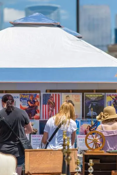 Gente curioseando en un puesto del mercado de la calle Randolph de Chicago