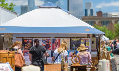 Gente mirando un puesto en los mercados de la calle Randolph en Chicago