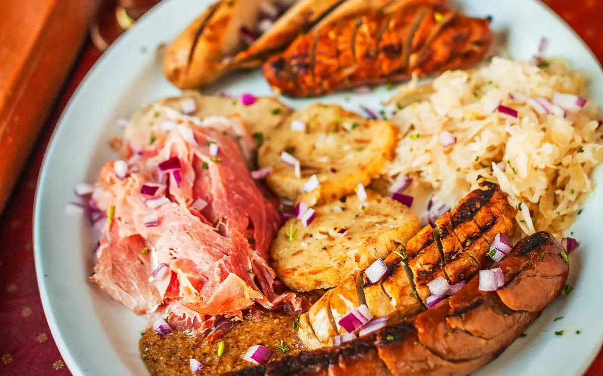Un plato con salchichas en Firkin en Libertyville