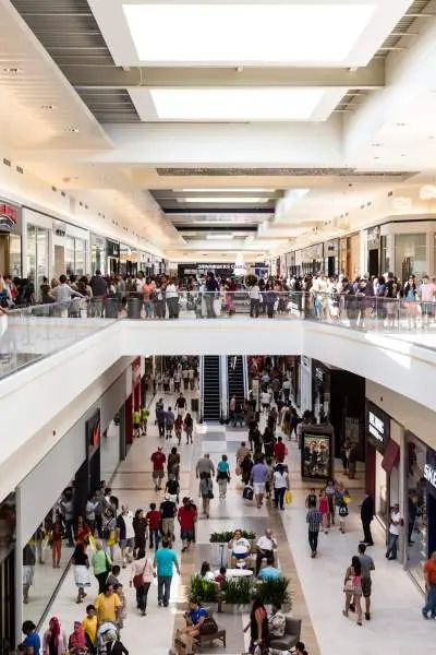 Gente paseando por un centro comercial