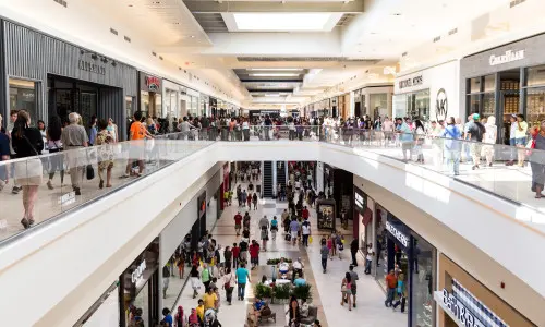 Gente paseando por un centro comercial