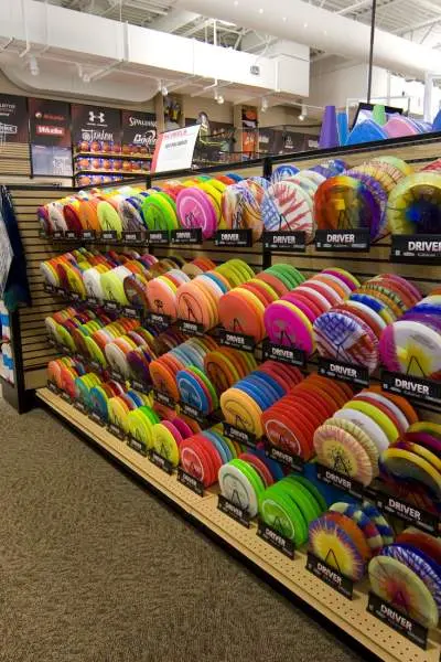 Una colorida estantería de frisbees tienta a los compradores en una tienda de artículos deportivos de Illinois. 