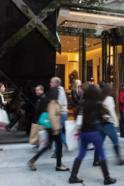 Ajetreados compradores en las calles de Chicago