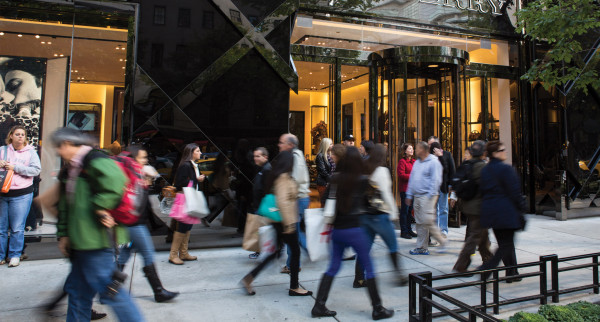 Ajetreados compradores en las calles de Chicago