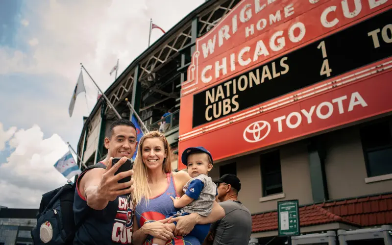 Familia tomándose un selfie delante de la marquesina del Wrigley Field