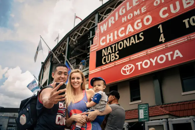 Familia tomándose un selfie delante de la marquesina del Wrigley Field