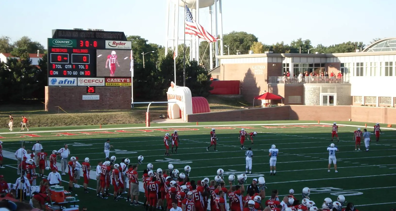 La zona de anotación de un campo de fútbol el día del partido