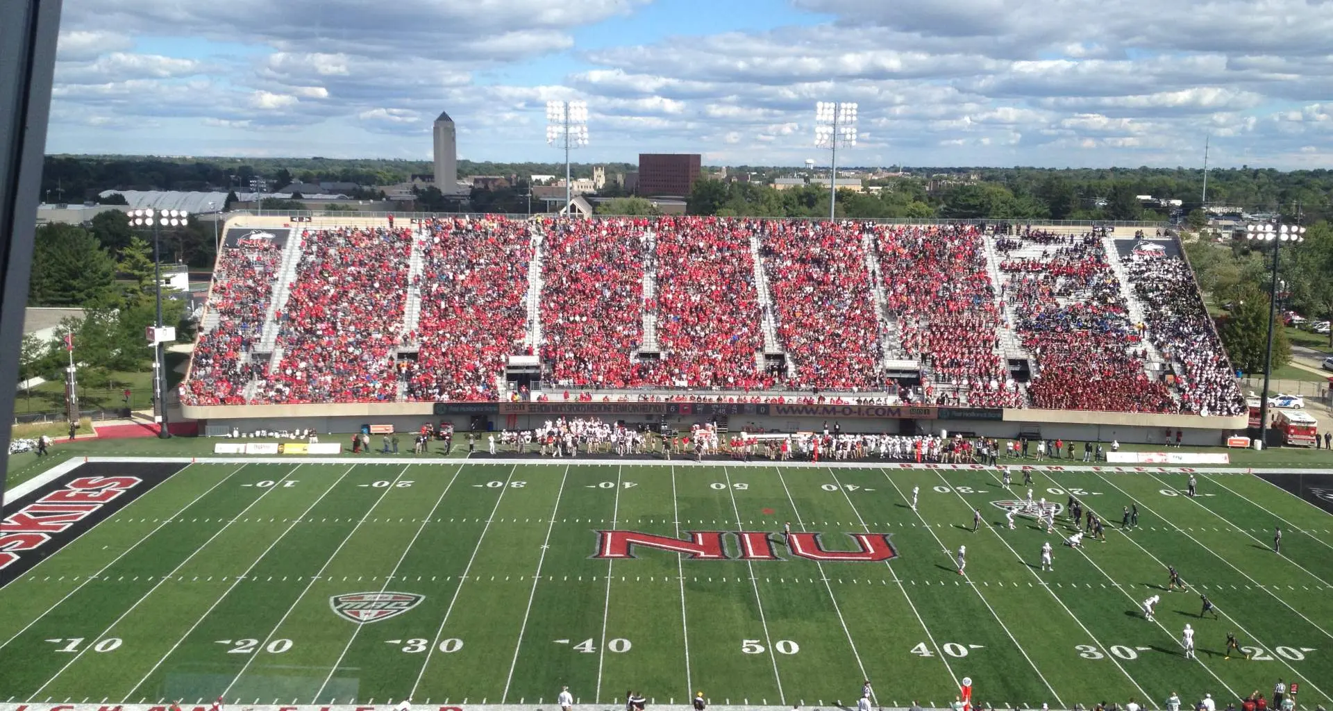 Un estadio de fútbol universitario abarrotado