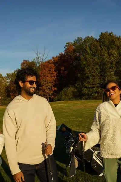 Un grupo de cuatro amigos en un campo de golf