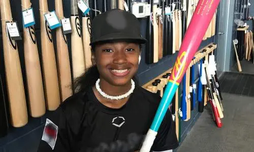 Niño con bate de béisbol en la mano