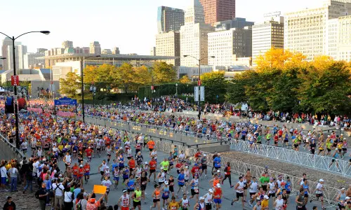 Muchos corredores por la calle