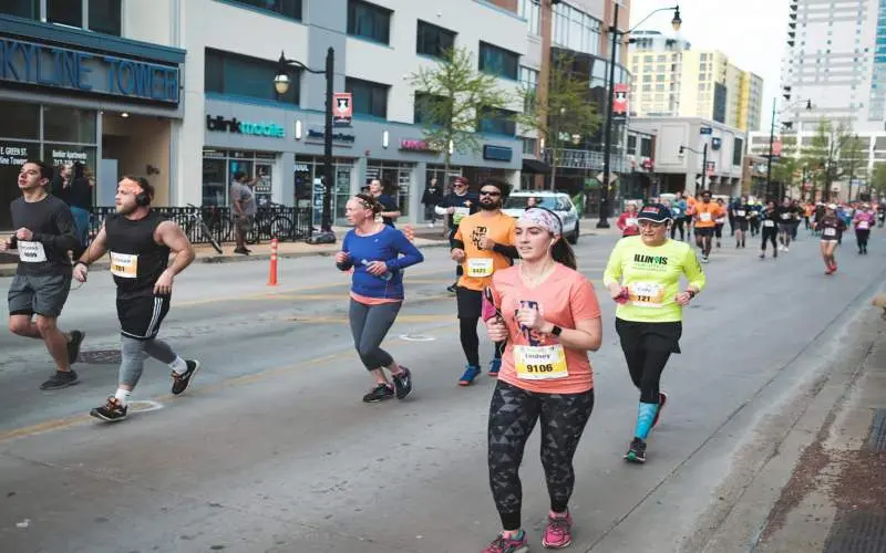 Gente corriendo por una calle de la ciudad en un maratón