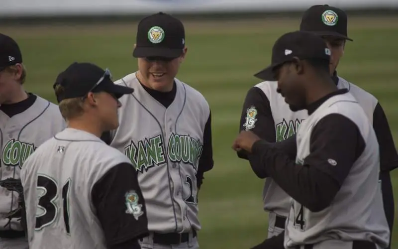 Los jugadores hablan de estrategia en un partido de los Kane County Cougars