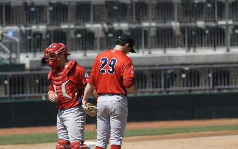 Los jugadores de los Peoria Chiefs se congregan en el montículo
