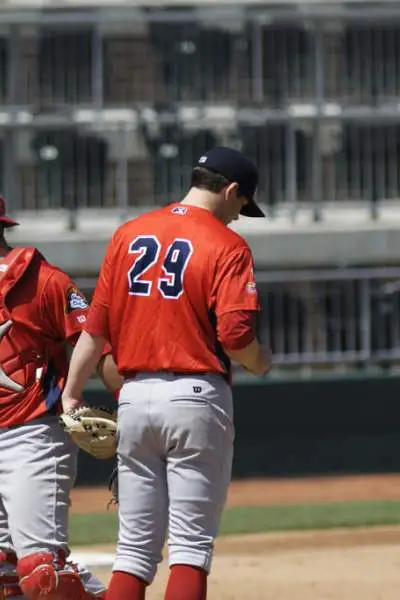 Los jugadores de los Peoria Chiefs se congregan en el montículo