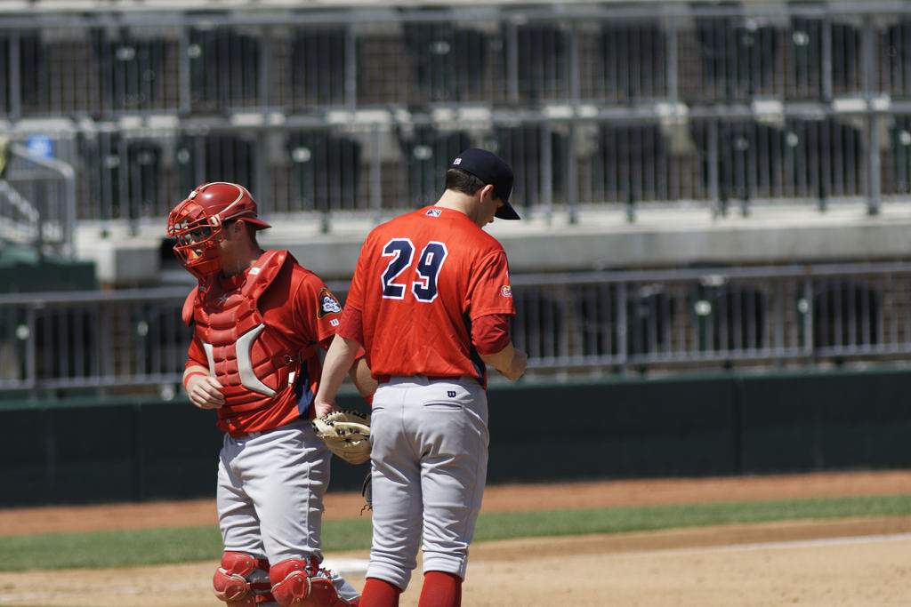 Los jugadores de los Peoria Chiefs se congregan en el montículo