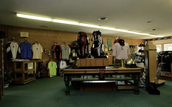Una tienda de golf con ropa y palos a la venta