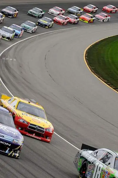 Los coches corren alrededor de la pista en Tri City Speedway en Granite City