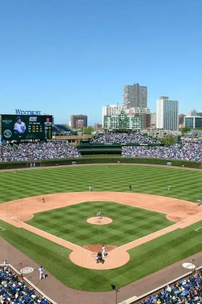 Un estadio de béisbol lleno de gente