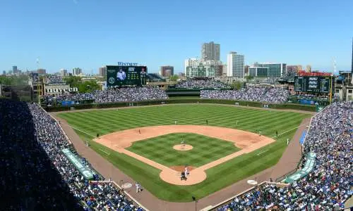 Un estadio de béisbol lleno de gente