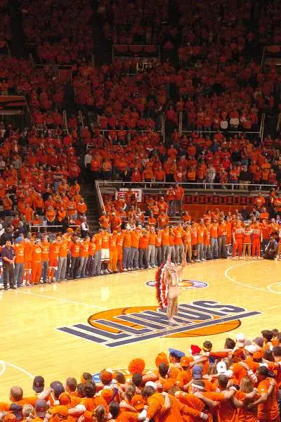 Ceremonia previa a un partido de baloncesto en el State Farm Center de Champaign.