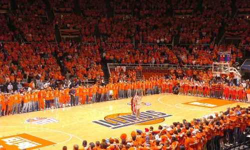 Ceremonia previa a un partido de baloncesto en el State Farm Center de Champaign.