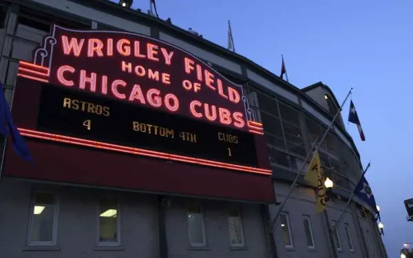 Letrero del Wrigley Field iluminado por la noche