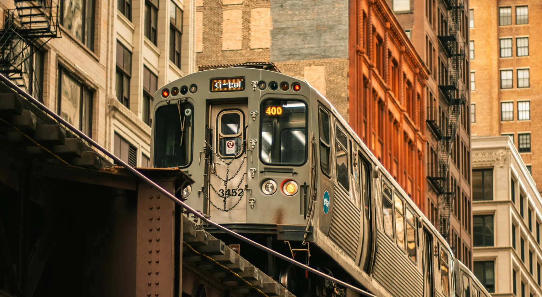 Un tren elevado de la CTA de Chicago sobre vías elevadas atraviesa la ciudad