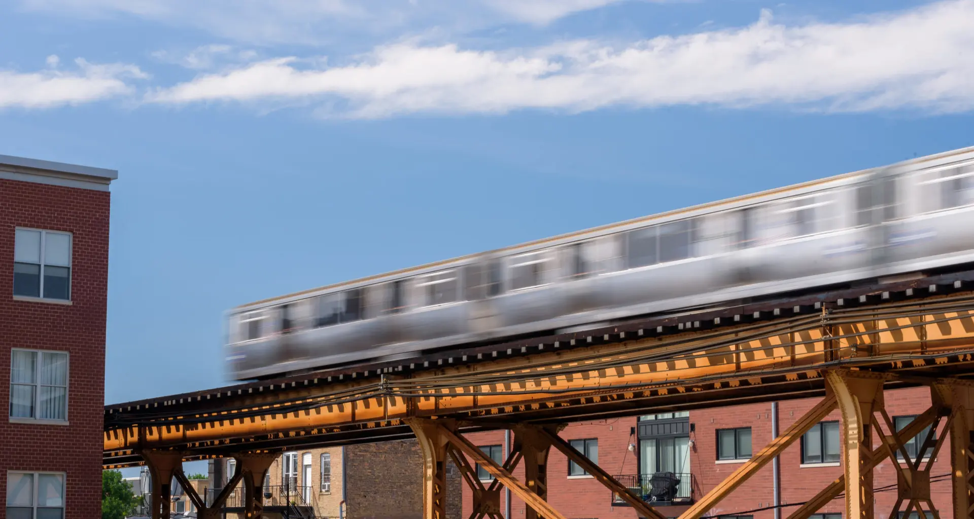 Uno de los trenes elevados de Chicago circula por su línea elevada cerca de Milwaukee Avenue