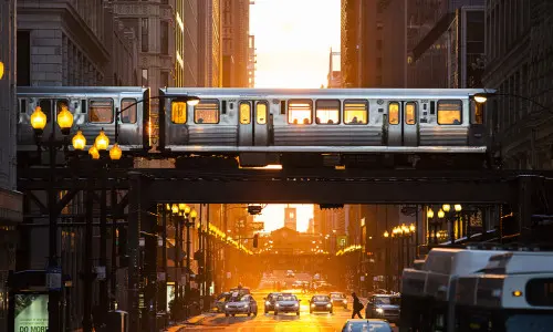Tren de Chicago al atardecer