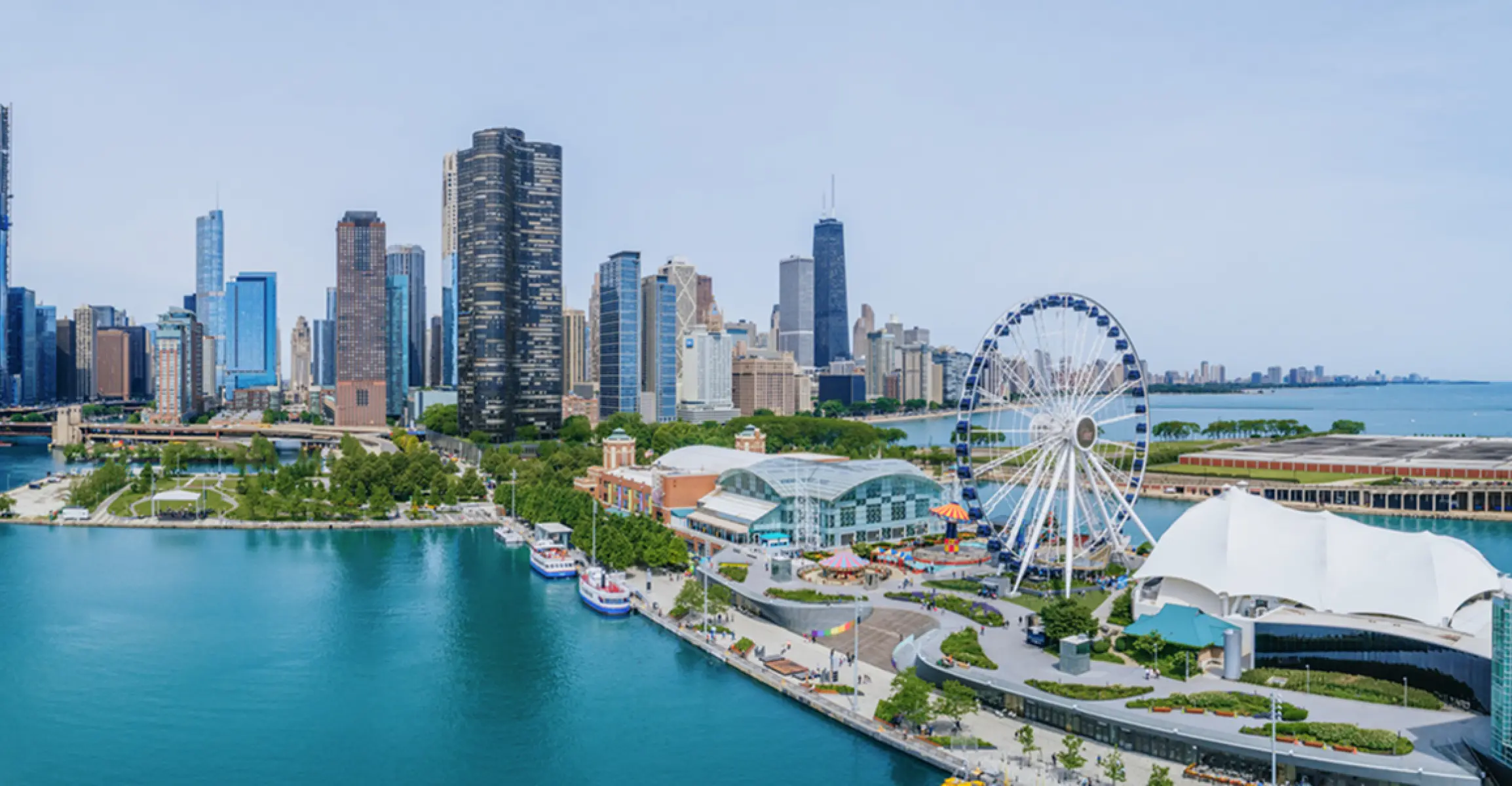 Vista aérea del Navy Pier y del perfil urbano de Chicago , a orillas del lago Míchigan, en un día despejado.